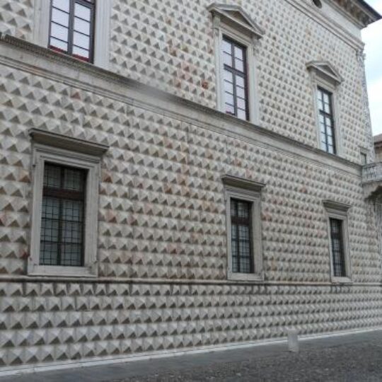 1-palazzo-dei-diamanti-mantova-1496848410